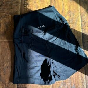 brand new never worn size small workout shorts! 🖤